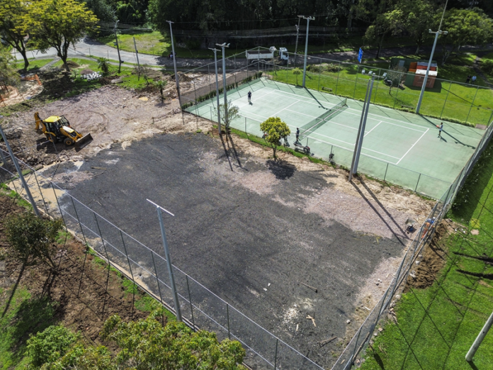 Praça Tobias Bueno Arruda no Seminário recebe nova quadra de tênis e parquinho