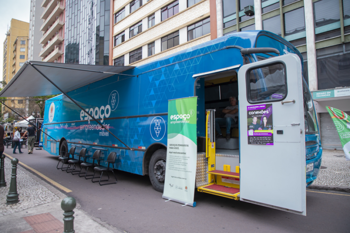 Curitiba leva serviços para empreendedores com ônibus adaptado nos bairros