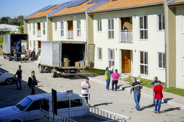 36 famílias recebem casas no Residencial Divino III, no Atuba