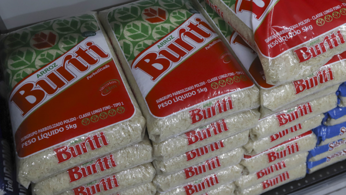 Armazéns da Família oferece arroz, tilápia e óleo com desconto até sábado em Curitiba