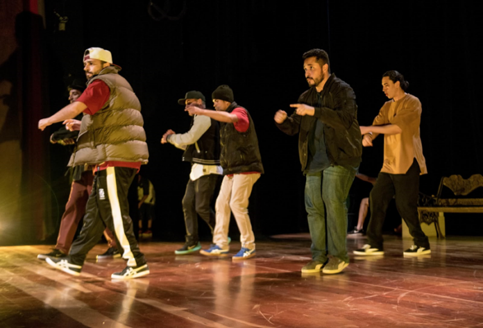 Oito dançarinos levam breaking, popping e locking ao Teatro Cleon Jacques em Curitiba