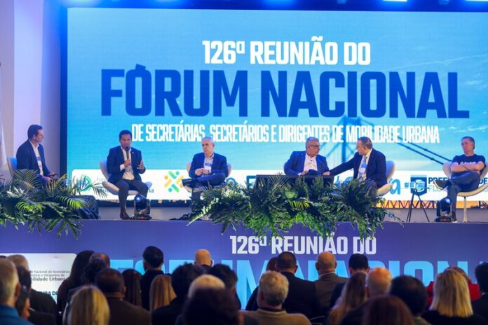 Curitiba participa de fórum nacional sobre transporte público em Florianópolis