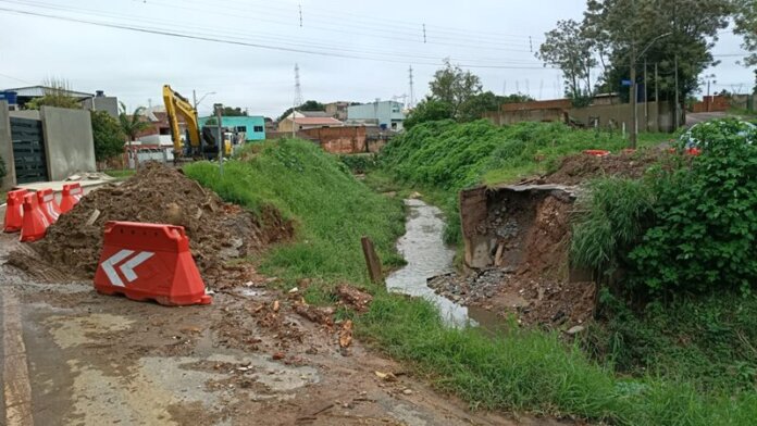 Rua Gerhard Ens fecha para reconstrução de passarela, desvio até fim da semana