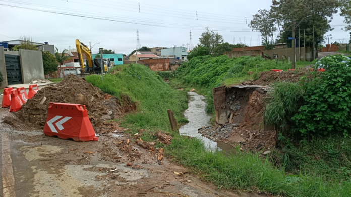 Rua Gerhard Ens fecha para reconstrução de passarela, desvio até fim da semana