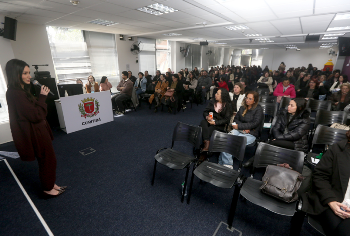 Curitiba reúne 260 conferentes de merenda escolar para capacitação no novo sistema