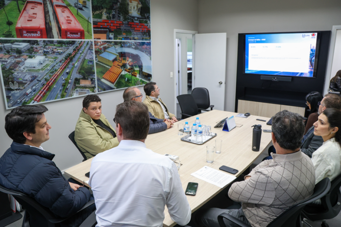 Prefeito visita Urbs e acompanha operações de transporte em Curitiba