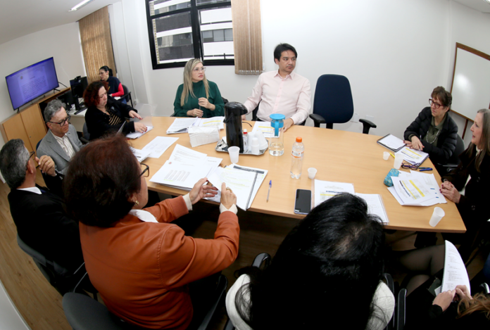 Curitiba discute aumento salarial para analistas administrativos