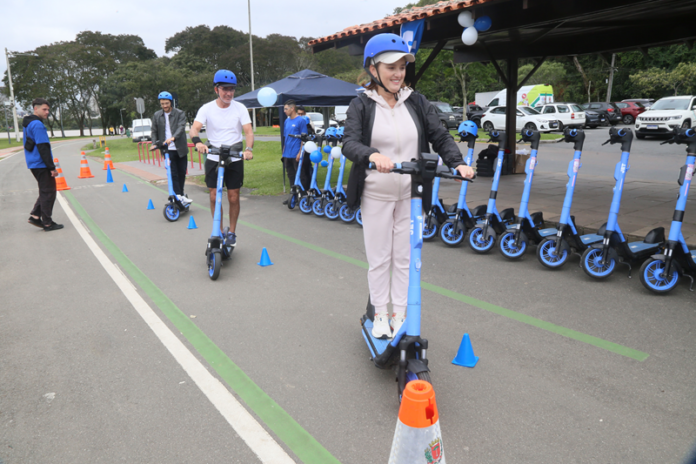 Curitiba conscientiza sobre segurança ao usar patinete, blitz vai até 25 de setembro