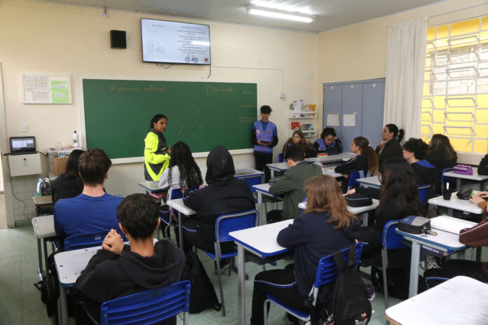 Curitiba leva palestra sobre trânsito a 90 alunos do 9º ano