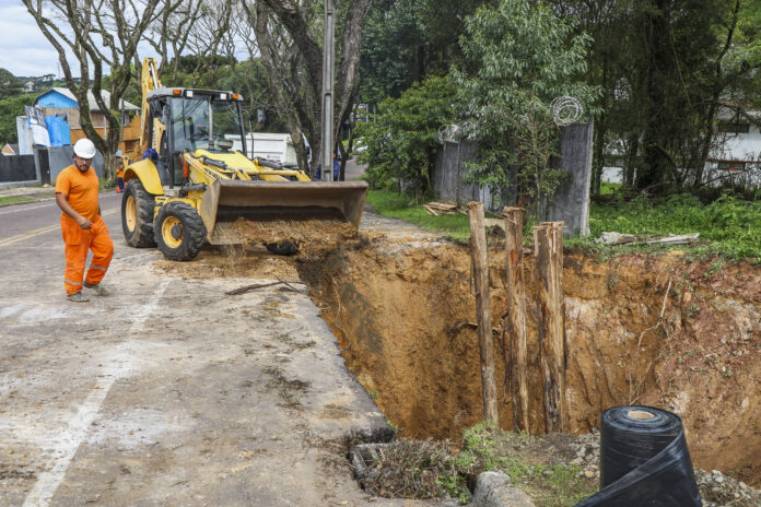 Curitiba repara drenagem danificada na Via Vêneto em Santa Felicidade