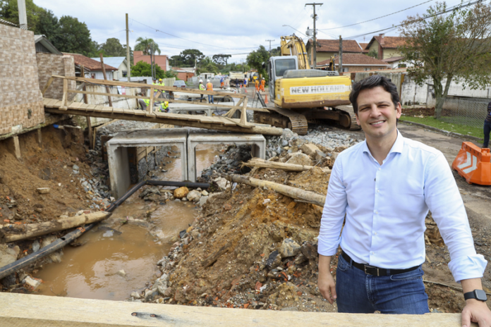 Santa Felicidade recebe contenção de margem, calçada e asfalto novo em ruas de Santa Felicidade