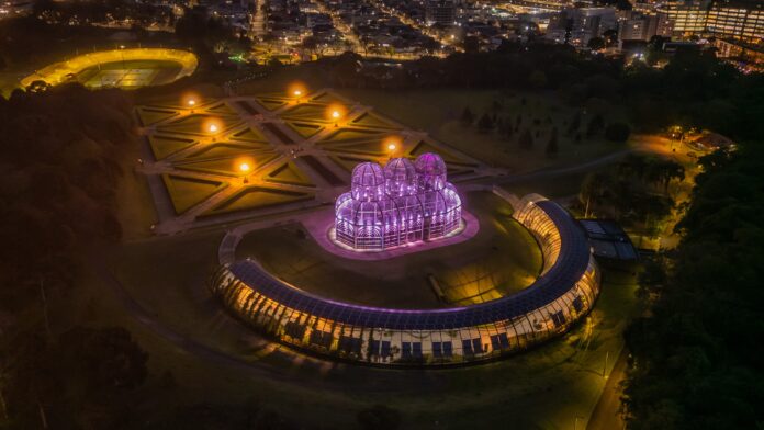 Curitiba ilumina 6 monumentos em lilás para conscientizar sobre Alzheimer