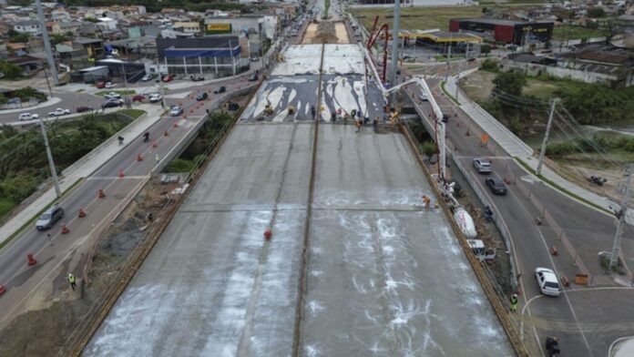 Viaduto Curitiba-Pinhais avança com conclusão da base de concreto