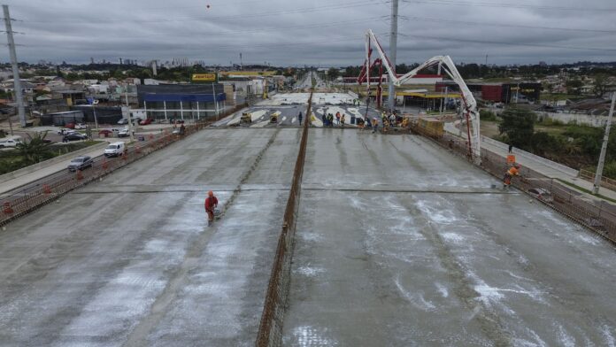 Viaduto Curitiba-Pinhais avança com conclusão da estrutura base