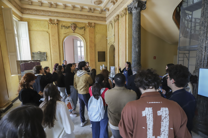 Paço da Liberdade recebe visita sobre restauro de pinturas e elementos originais