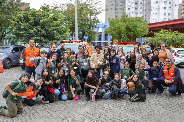 Defesa Civil de Curitiba recebe alunos e explica como proteger a cidade de emergências