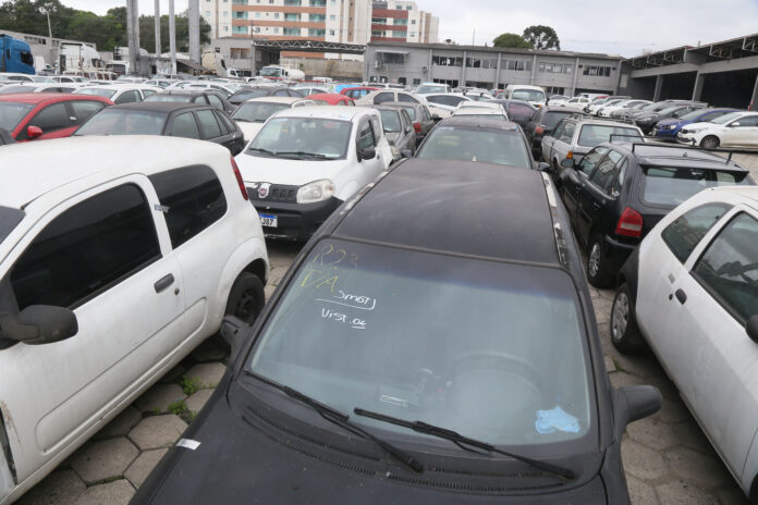 Curitiba leiloa 124 veiculos apreendidos em fiscalizacoes de transito