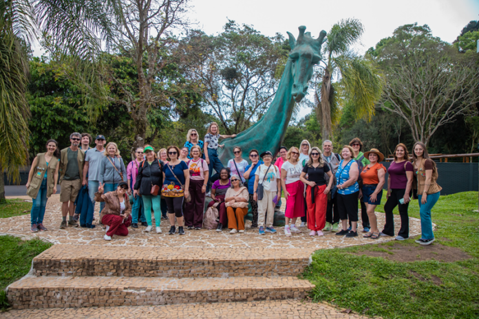 Aposentados da Prefeitura visitam bastidores do Zoológico de Curitiba