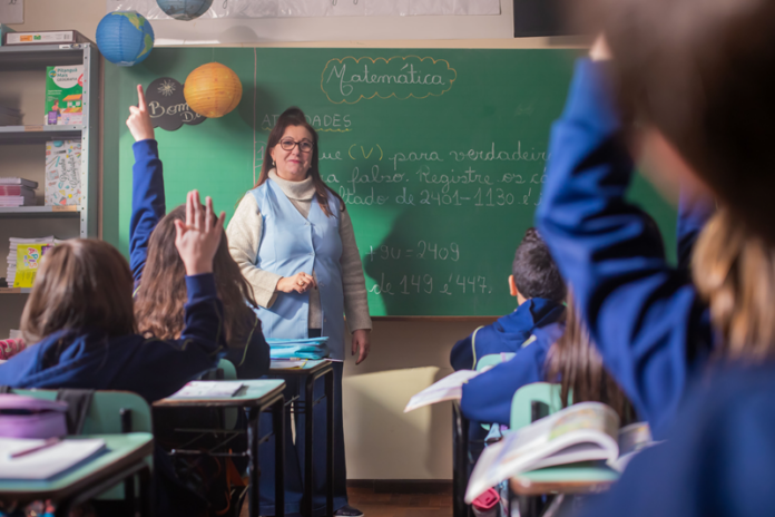 Curitiba abre 1.443 vagas para professor temporário: inscrições começam 5 de outubro
