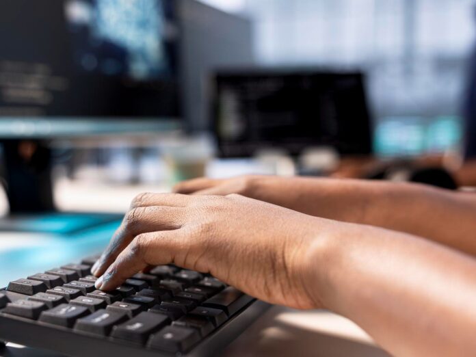 Cambé abre inscrições para cursos de auxiliar administrativo e informática básica