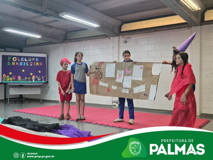 Alunos do 5º ano apresentam trabalho sobre folclore na Escola Terezinha de Palmas