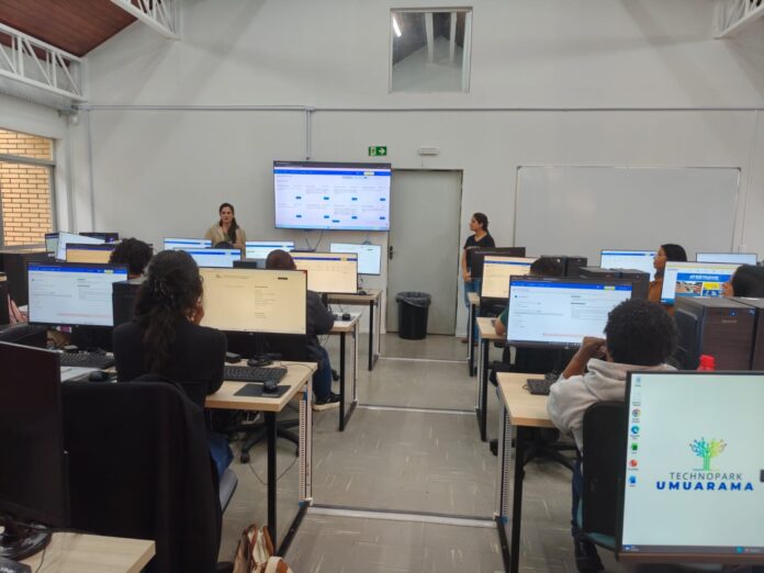 Umuarama treina equipe das escolas e creches em novo sistema digital