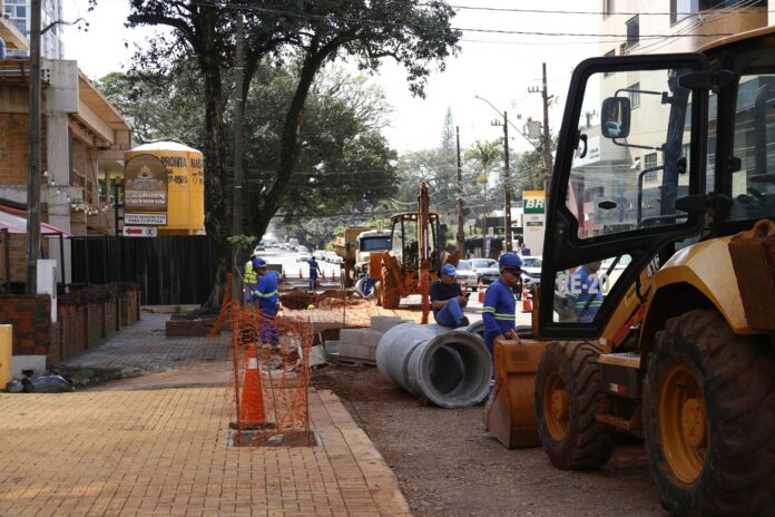 Rua Paraná fica bloqueada para drenagem em Cascavel; interdição dura 15 dias