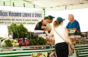 Feira do Teatro abre nove vagas para feirantes no estacionamento do Teatro Municipal
