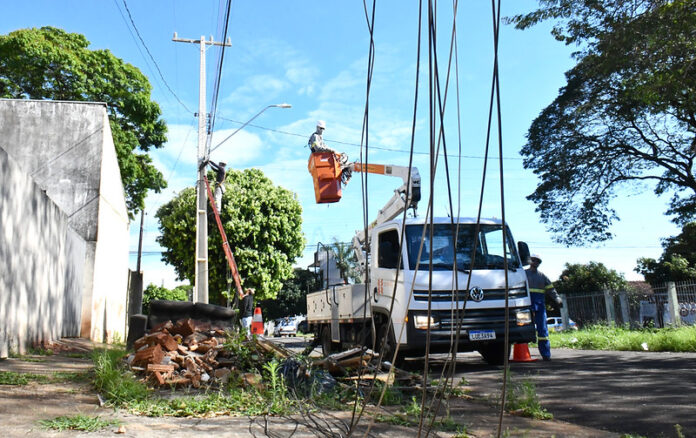 Umuarama tira cabos antigos dos postes com força-tarefa de 8 empresas