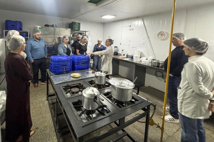 Toledo apresenta Cozinha Social para secretários de Araucária e Umuarama