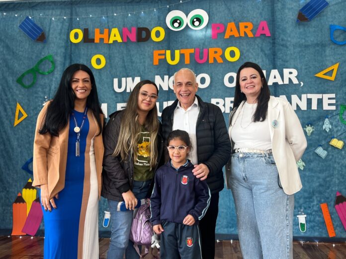 Mais de 100 alunos de Maringá recebem óculos do programa Olhando para o Futuro