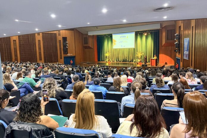 Teatro Municipal lotado recebe 978 pessoas no Seminário Setembro Amarelo de Toledo