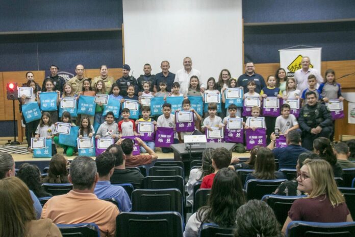 Toledo premia 39 alunos por desenhos sobre trânsito seguro
