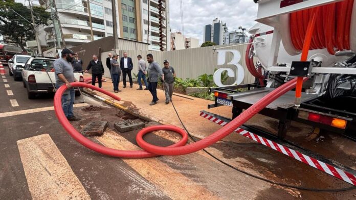 Toledo compra equipamento para limpar sistema de drenagem urbana