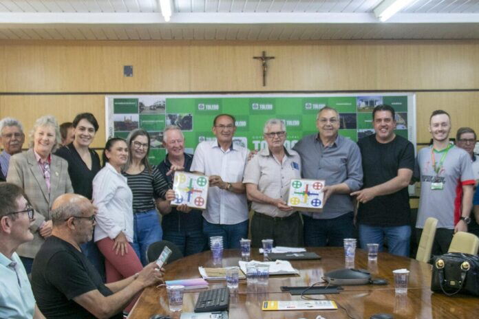 Toledo distribui jogos de tabuleiro para 37 grupos de idosos