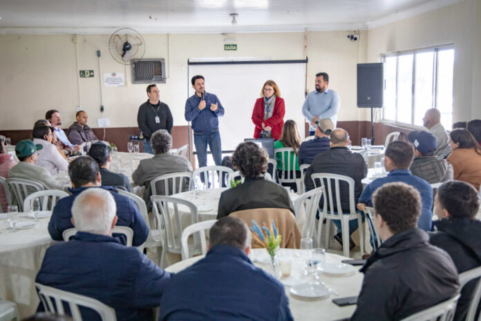 Apucarana compartilha 4 programas de apoio ao agricultor com 26 municípios da região