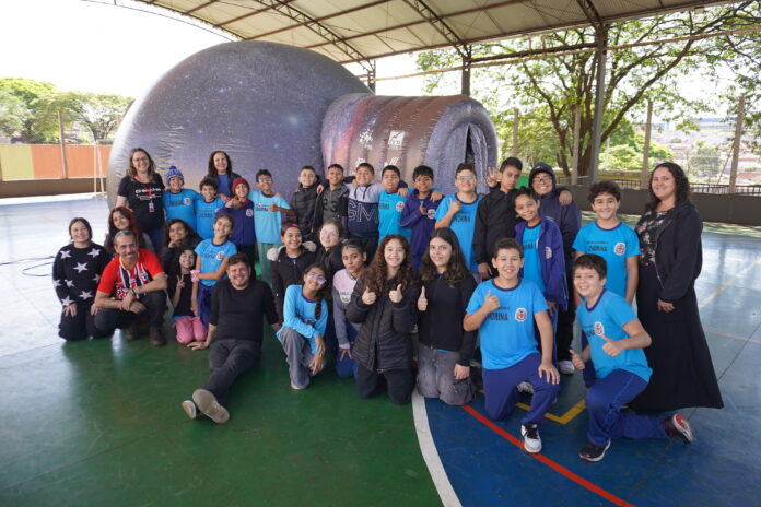 Planetário móvel leva astronomia para escola em Londrina, alunos tocam meteoritos