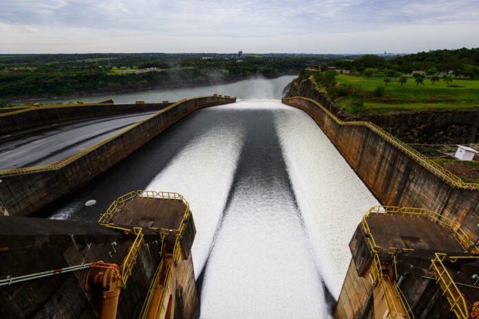 Vertedouro de Itaipu fecha em Foz do Iguaçu