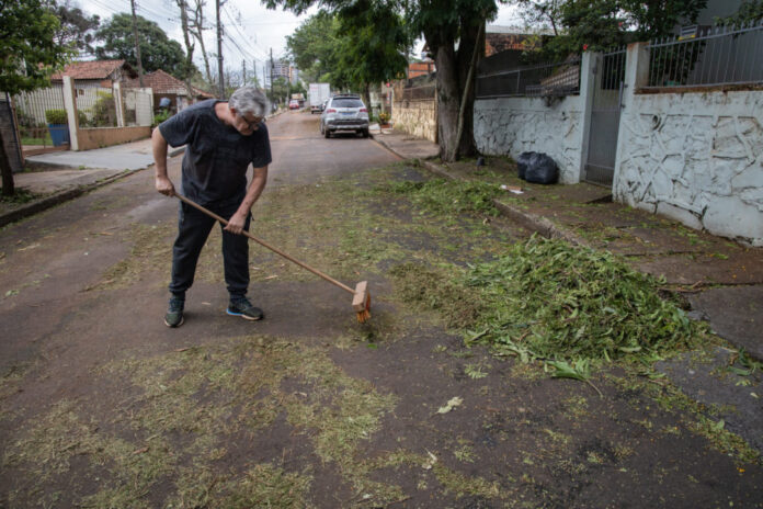 Apucarana pede ajuda de moradores para limpar ruas após temporal de 125 km/h