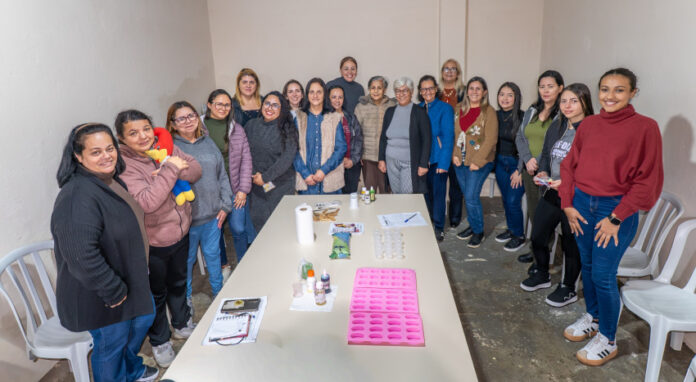 Paranaguá oferece curso gratuito de artesanato para mulheres gerar renda