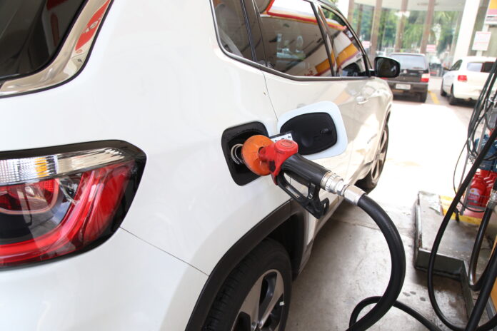 Gasolina comum varia 25% entre postos de Maringá