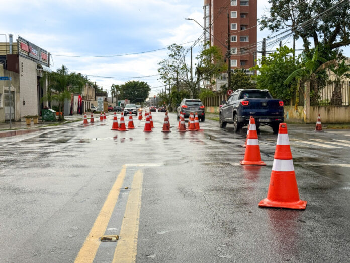 Paranaguá testa mini rotatória na Rua dos Expedicionários para melhorar segurança