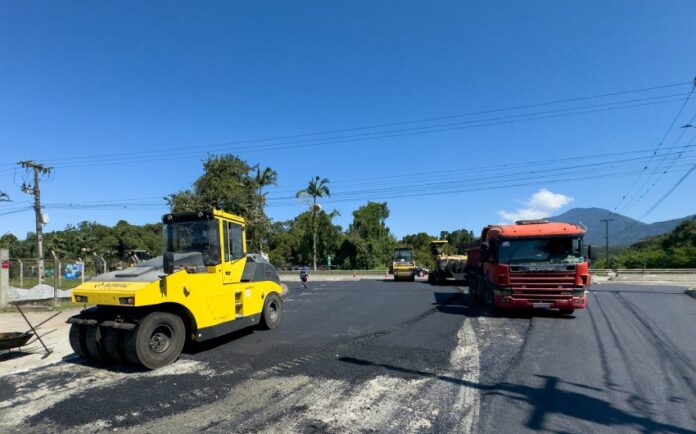 Entrada de Alexandra recebe asfalto em Paranaguá, obra prossegue até segunda