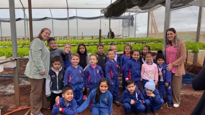 Alunos da Infantil V visitam produtor de alimentos da merenda em Medianeira