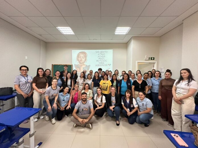 Medianeira capacita recepcionistas de saúde em acolhimento e humanização