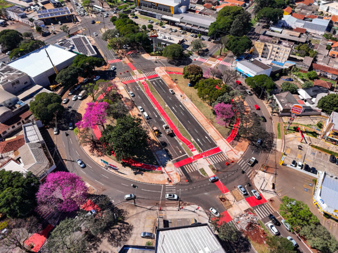 Maringá libera circulação de veículos por dentro da Praça Souza Naves