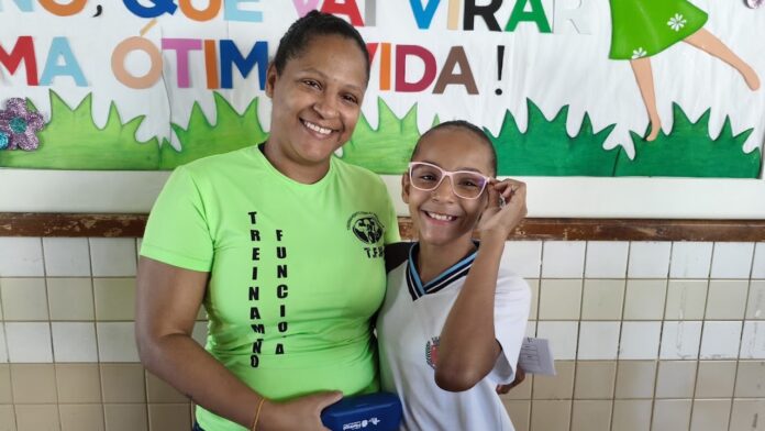 Programa 'Olhando para o Futuro' entrega óculos a 71 alunos da Escola Octávio Periotto