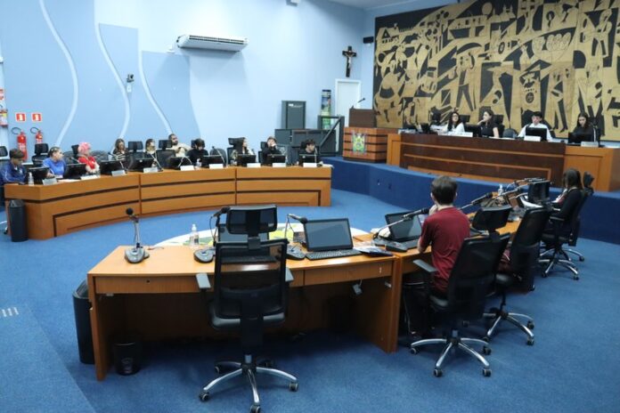 Câmara Jovem de Ponta Grossa debate sete projetos em terceira sessão