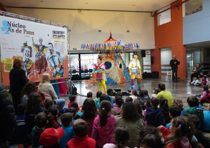 Grupo teatral leva espetáculo de pernas de pau para crianças em Londrina