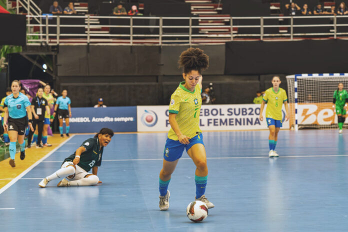 Lavínia Vaz, do Londrina Futsal, é campeã Sul-Americana de futsal feminino sub-20